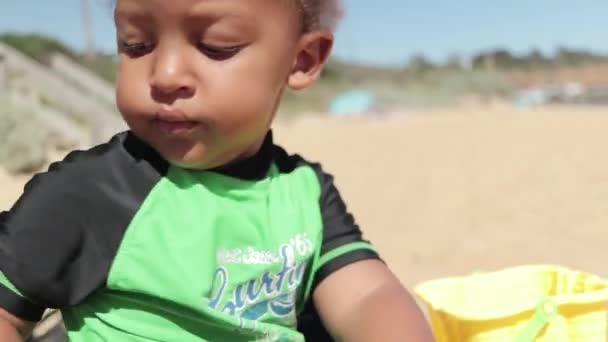 Młody Maluch Mieszanej Rasy Bawiący Się Piasku Plaży — Wideo stockowe