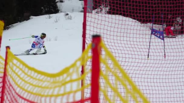 Arosa 2017年8月20日在瑞士官方代表队训练期间 年轻的高山滑雪者在滑雪场上滑雪场上的落败使比赛的服装动作缓慢 — 图库视频影像