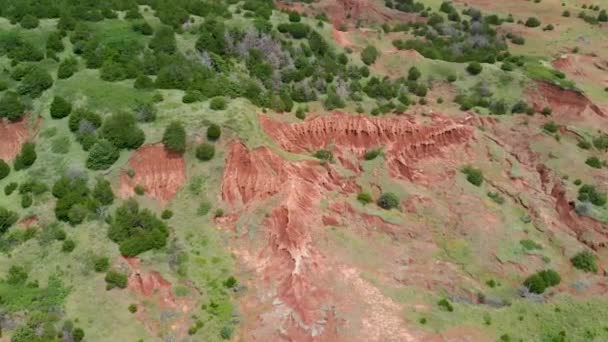 カンザス州のジプシー ヒルズでの悪魔の背部の空中傾斜ビデオ — ストック動画