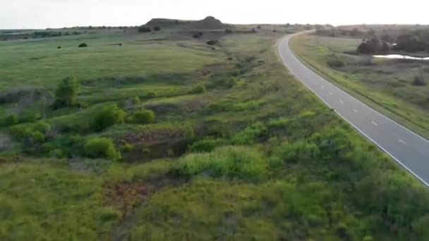 Rápido Movimento Aéreo Crescente Vídeo Uma Estrada Vazia Com Colinas — Vídeo de Stock