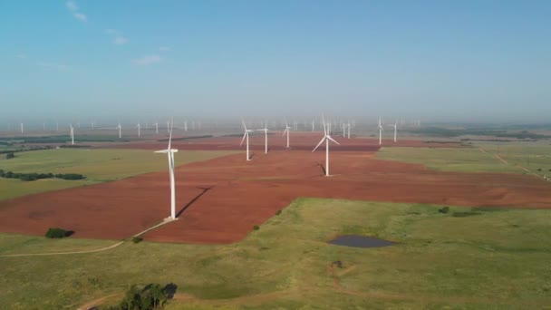 Ampia Panoramica Parco Eolico Una Mattina Nebbiosa Con Campi Colorati — Video Stock