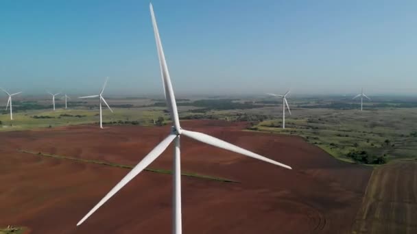 Vue Tournante Rapprochée Une Éolienne Les Autres Tournant Loin — Video