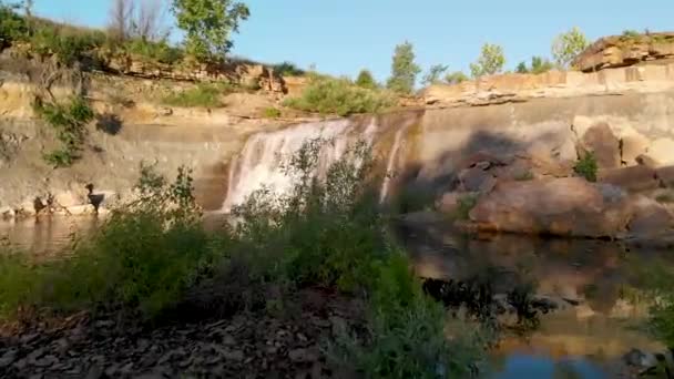 Zoom Video Pequeño Arroyo Con Una Cascada Fluyendo — Vídeos de Stock