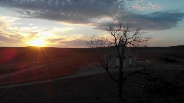 美しい夕日の間にカンザス州の一つの部屋の学校のパララックス — ストック動画
