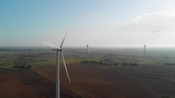 Pohyblivé Větrné Turbíny Otevřeným Prostorem Vpravo Jasným Východem Slunce — Stock video