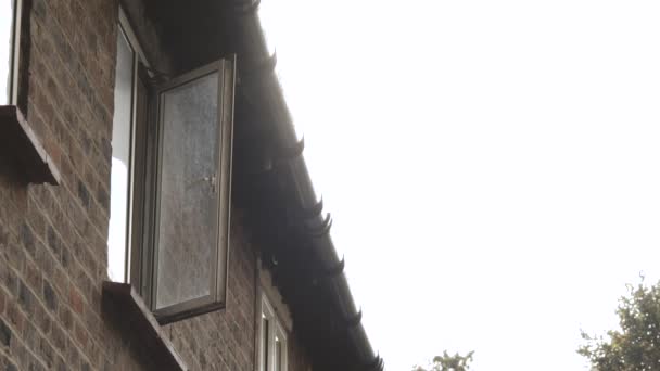 Man Stänger Sitt Hus Fönster Slow Motion — Stockvideo