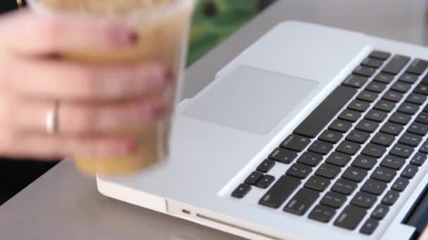 Een Jong Meisje Werkt Aan Haar Laptop Een Coffeeshop — Stockvideo