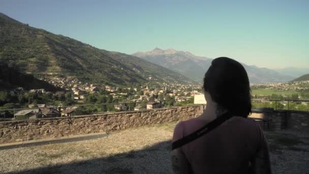 Prachtig Meisje Kijken Naar Het Prachtige Landschap Italiaanse Alpen Berg — Stockvideo