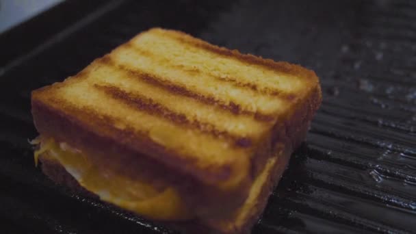 烤奶酪三明治在烤架上烹调 — 图库视频影像