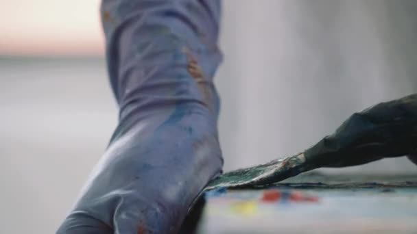 Artist Squeezing Paint Out Tube — Stock Video