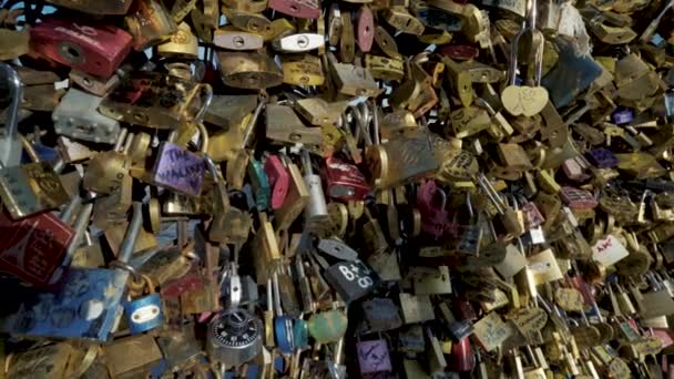 Love Padlocks Bridge Pont Neuf Париж — стоковое видео