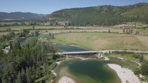 Luftaufnahme Von River Foothills Und Farmland Road Bridge Mit Priest — Stockvideo