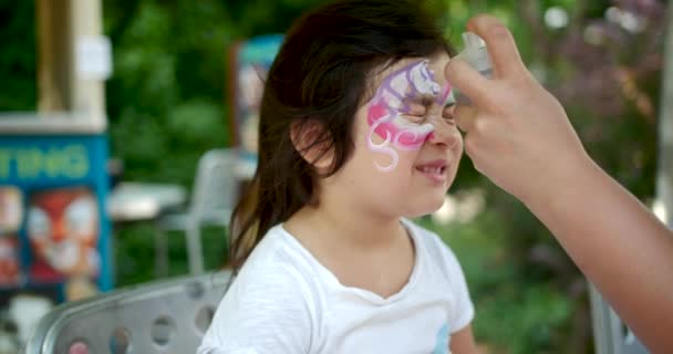 Una Niña Pequeña Siendo Rociada Con Purpurina Cámara Lenta — Vídeos de Stock