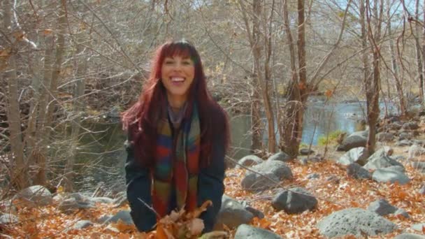 落叶飘落在小溪边的空气中 女性模式 — 图库视频影像