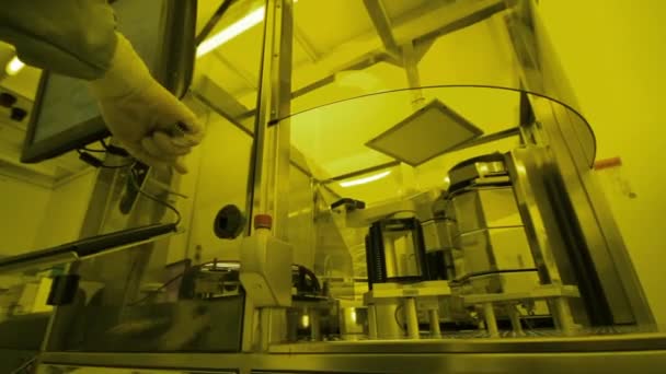 Wissenschaftler Arbeiten Einer Reinraumanlage Für Mikrosysteme — Stockvideo