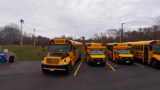 Autobuses Escolares Esperando Vista Cerca — Vídeos de Stock