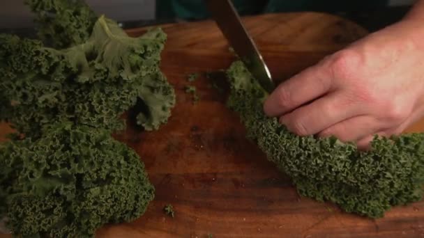 Vrouw Keuken Snijdt Boerenkool Met Mes Hout Snijplank — Stockvideo