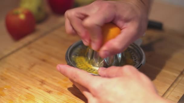 Närbild Någon Trycker Färsk Apelsinjuice Träplatta — Stockvideo