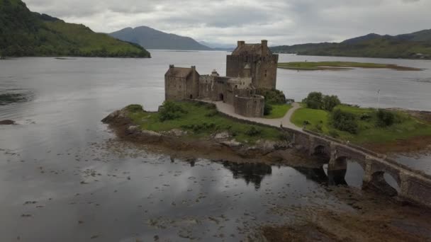 Eilean Donan Castle Στη Σκωτία Drone — Αρχείο Βίντεο