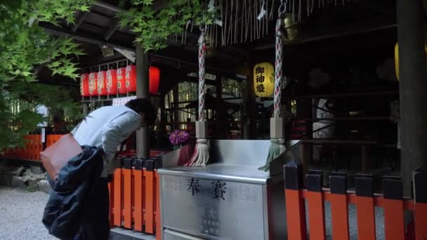Man Ber Arashiyama Nonomiya Helgedom Kyoto Japan — Stockvideo
