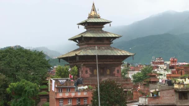 Templo Hindú Local Valle Katmandú Con Colinas Del Himalaya Fondo — Vídeo de stock