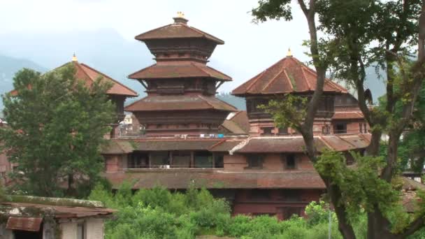 Templo Hindu Local Vale Katmandu Com Colinas Himalaia Desaparecendo Fundo — Vídeo de Stock
