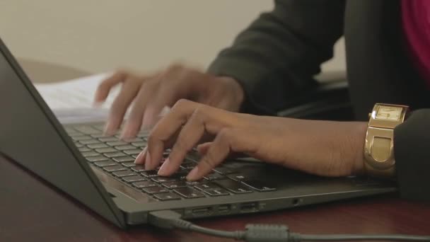 Perempuan Bisnis Mengetik Laptopnya — Stok Video