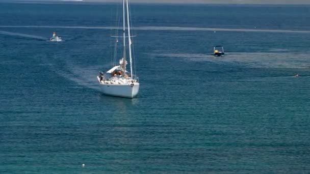 Великий Sail Boat Повертається Моря Два Невеликих Моторних Човни Ліворуч — стокове відео