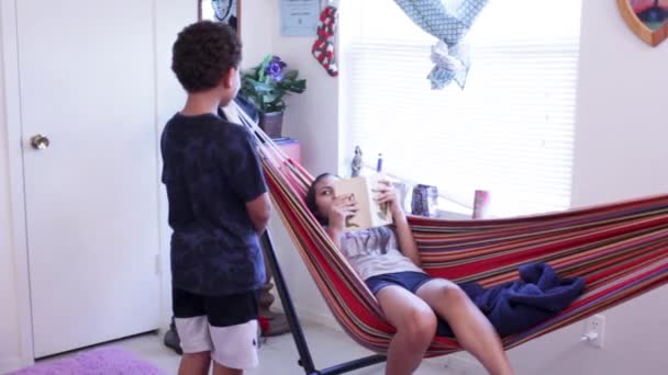 Egy Nap Három Testvér Életében Otthon — Stock videók