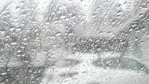 Kalifornijskie Krople Deszczu Uderzają Przednią Szybę Samochodu Następnie Unoszą Się — Wideo stockowe