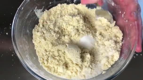 砂糖を小麦粉に混ぜてペストリーを作る — ストック動画