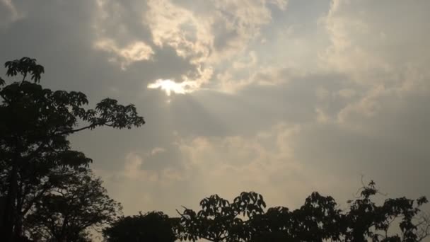 Bulutlar Batan Güneşi Kucaklıyor — Stok video