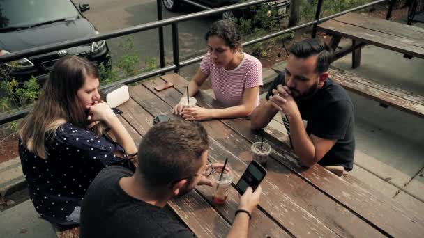 Fyra Vänner Pratar Och Dricker Kaffe Ovanifrån — Stockvideo