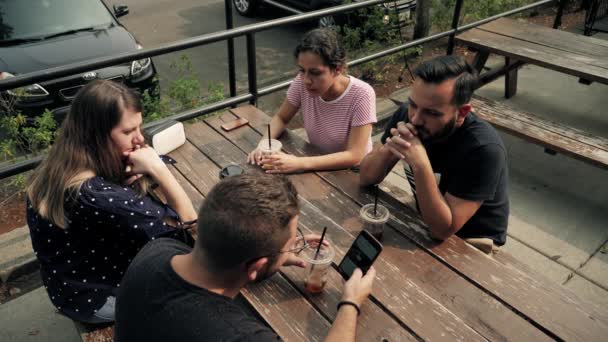 四个朋友聊天喝咖啡 慢动作 — 图库视频影像