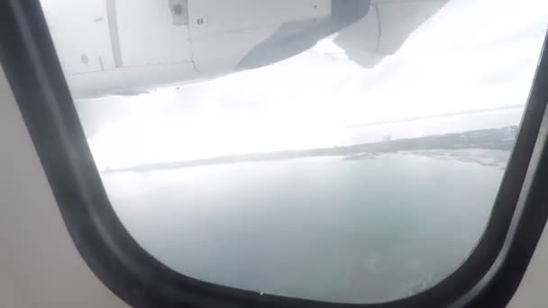 Blick Aus Dem Flugzeugfenster Nahaufnahme — Stockvideo