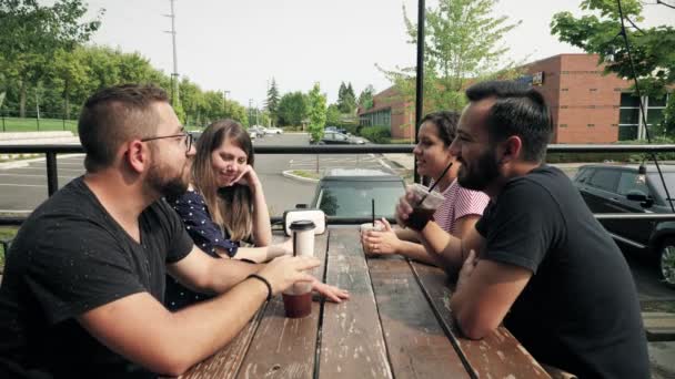 Fyra Vänner Pratar Och Dricker Kaffe — Stockvideo