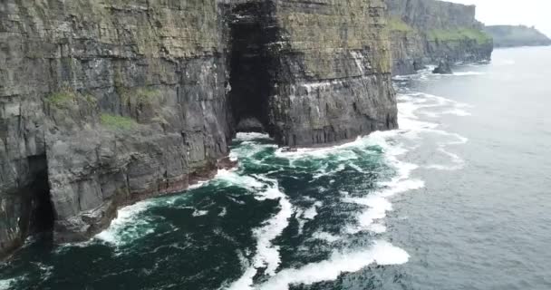 Grotten Rond Cliffs Moher Waar Harry Potter Werd Neergeschoten Opgenomen — Stockvideo