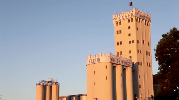 Stara Firma Produkująca Mąkę Pioneer Południowym San Antonio Teksasie Zmierzchu — Wideo stockowe