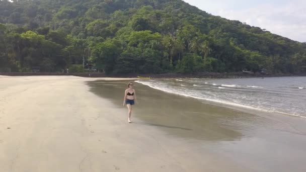 Flygfoto Kaukasisk Kvinna Som Går Mot Drönaren Baddräkt Gul Sandstrand — Stockvideo