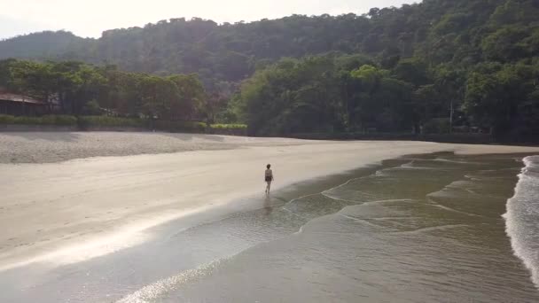 Långsam Antenn Följ Bilden Kvinna Ner Sandstrand Gyllene Timmen Med — Stockvideo