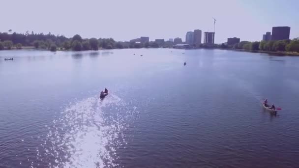 Tranquillo Aereo Dolly Colpo Persone Kayak Sul Lago — Video Stock