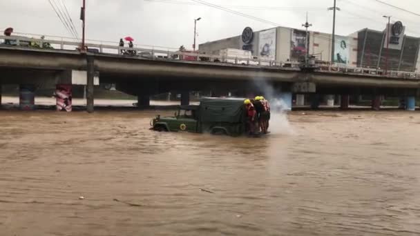 Náklaďák Záchranného Týmu Zastavuje Protože Není Schopen Projet Povodňovými Vodami — Stock video