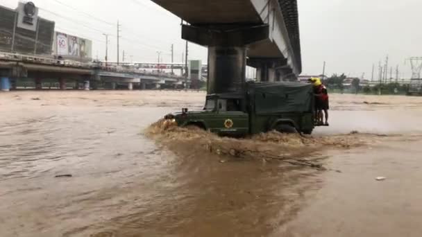 救援队又一次试图穿越洪水 — 图库视频影像
