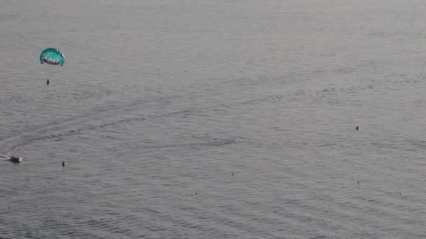 2018年8月 フランス ニースでパラセーリング ボートで牽引された青いキャノピーを持つパラセーリング者はフレームを通過します 上から見た鳥の目 — ストック動画