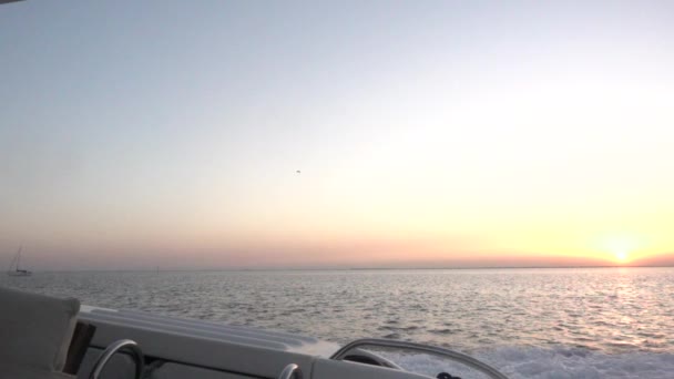 Mouvement Lent Filmé Latéralement Déplaçant Lentement Vers Arrière Yacht — Video