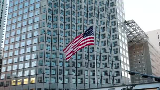 Zwaaien Amerikaanse Vlag Weergegeven Wolkenkrabber Miami — Stockvideo