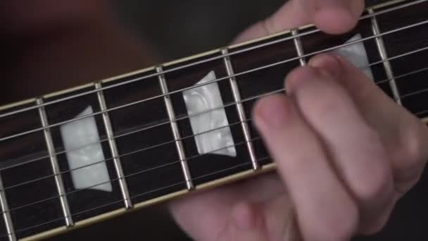 Närbild Skott Fingrar Spelar Ett Riff Les Paul Stil Gitarr — Stockvideo