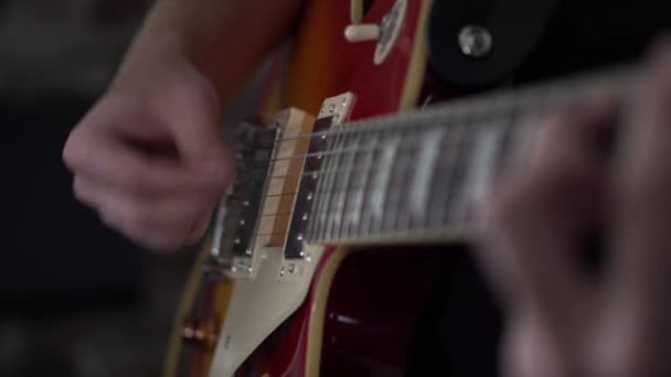 Man Snabbt Strummande Power Ackord Sin Les Paul Stil Gitarr — Stockvideo