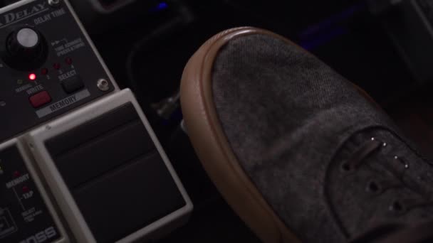 Человек Использует Удар Ногой Установить Темп Задержки Педали Гитарных Эффектов — стоковое видео