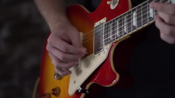 Hombre Tocando Rasgueando Último Acorde Canción Una Guitarra Estilo Les — Vídeo de stock